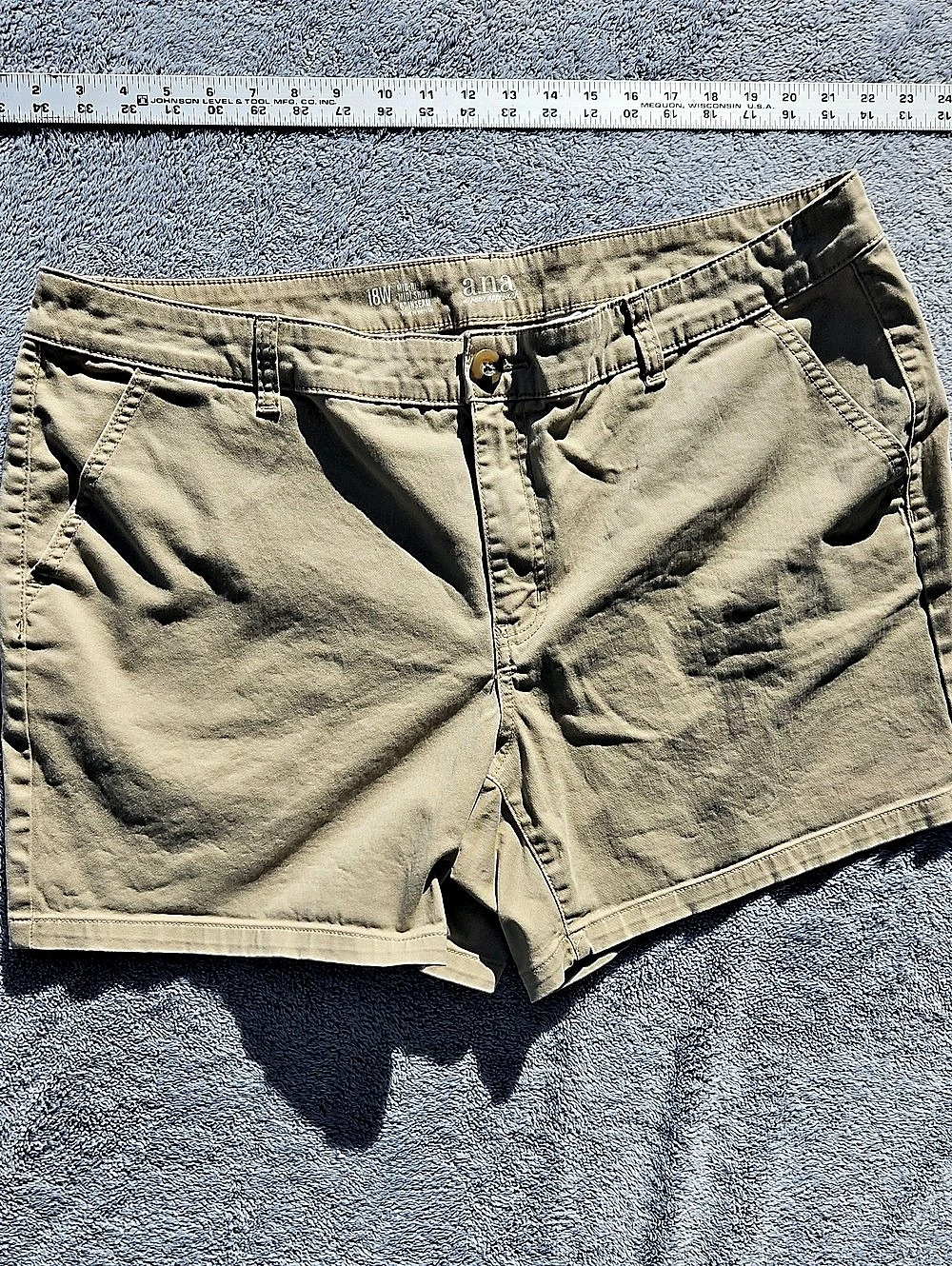 ana Cargo Shorts in Khaki